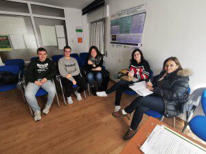 Marc Castillo , Jorge Orós, Marina Caja, Alumnado de la Facultad de CCHH y de la Educación de Huesca curso 2019-2020 Programa Aprendizaje Servicio con la Presidenta de Ibón María Sierra y profesora asociada en la Facultad de Educación y Anabel Satué Coordinadora del Programa en Sabiñanigo de la Asoc. Ibón